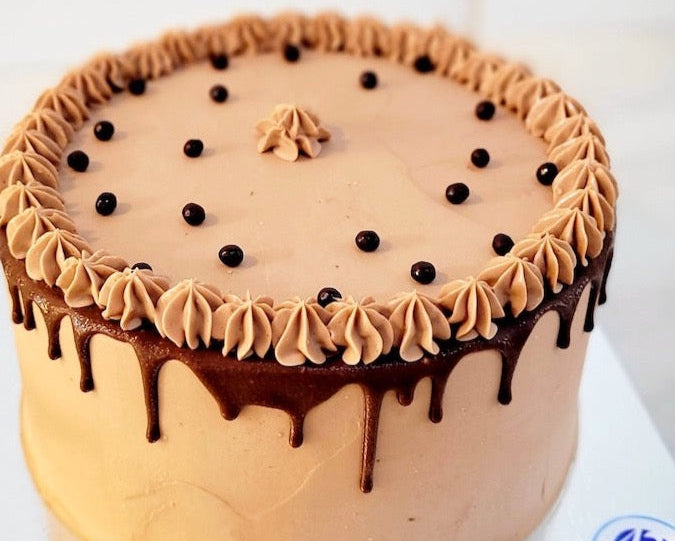 au chocolate chocolate cake with crunchy pearls
