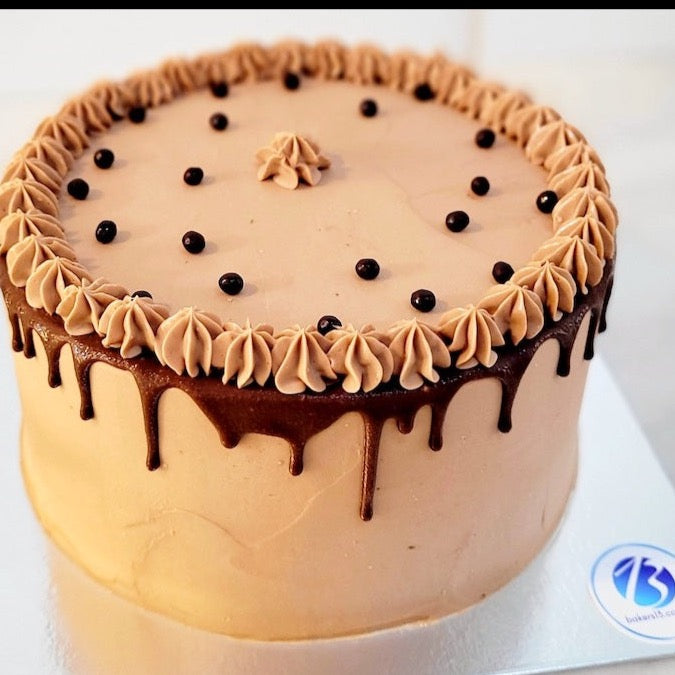 au chocolate chocolate cake with crunchy pearls